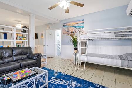 Phòng khách cấp thấp hơn với giường tầng đôi và ghế sofa kéo ra queen.