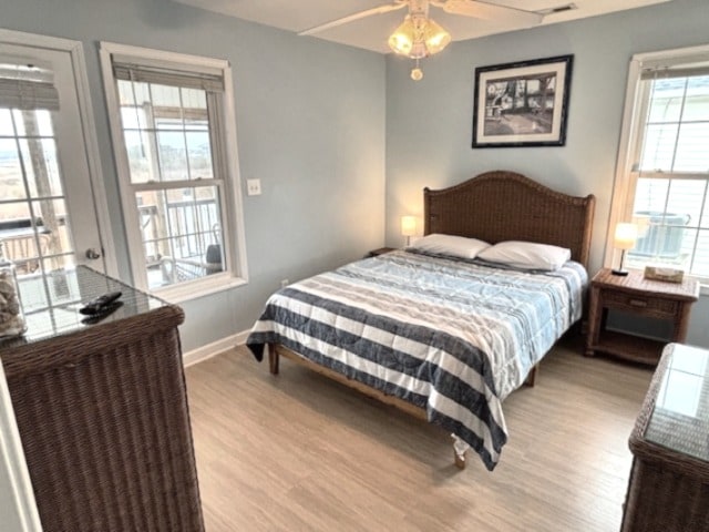 Phòng ngủ 3 có lối vào hiên có sàng lọc và bồn tắm nước nóng.