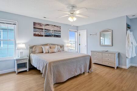 Phòng ngủ chính với giường cỡ king, tủ quần áo và hai tủ quần áo trong phòng ngủ chính.