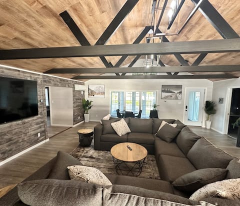 Top performing Airbnb: HoneyScape - 5 Bedroom Lakefront Cottage in Georgian Bay