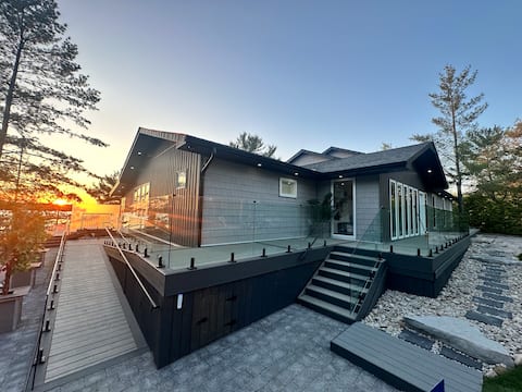 HoneyScape - 5 Bedroom Lakefront Cottage