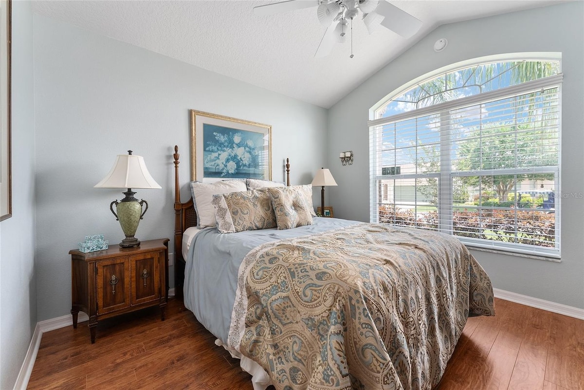 Гостинска спална соба бр. 2 - брачен кревет (широк