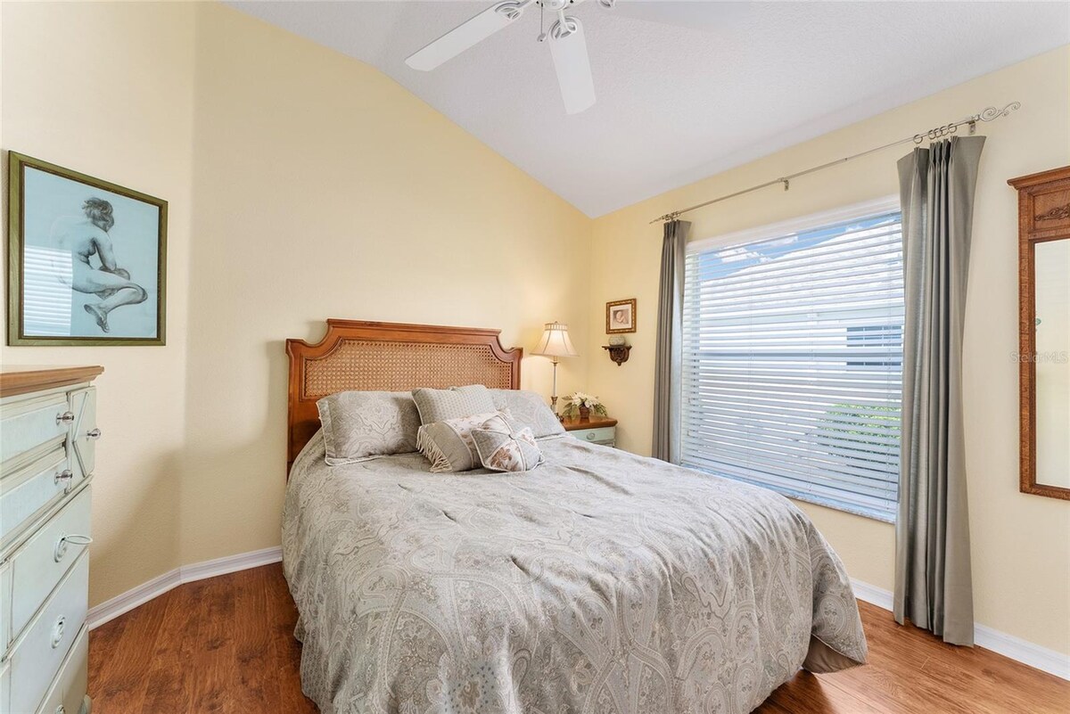 Спална соба за гости - брачен кревет (широк 150 - 179 см