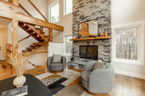 Woodland Retreat: Modern Barn in Stone Ridge