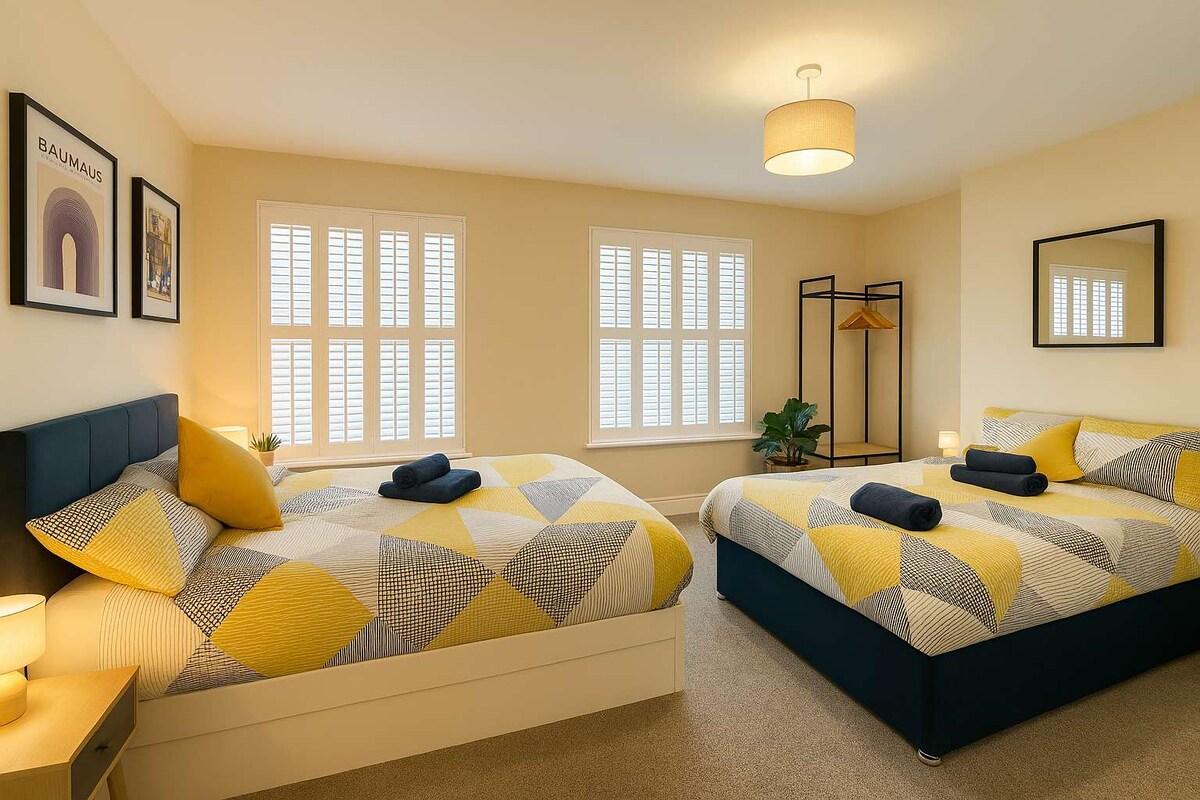 Основна спалня - голямо двойно легло и двойно легло с два светли прозореца с дървени щори за плантация, които могат да бъдат напълно отворени.