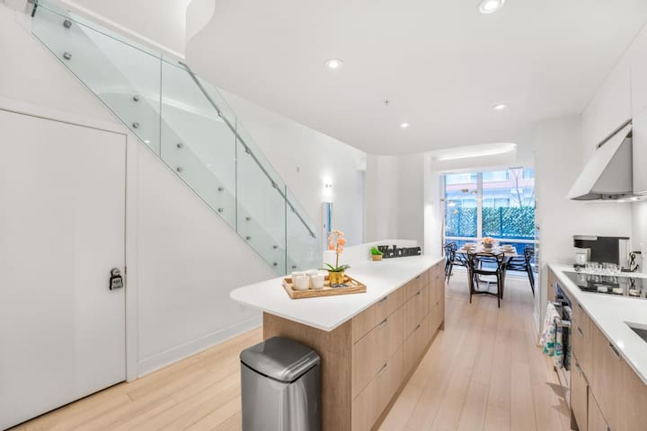 Stunning Executive Downtown Townhome w/ Parking!