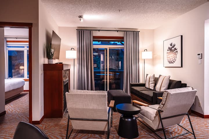 Cougar Creek Hydeaway At Blackstone Mountain Lodge - Canmore