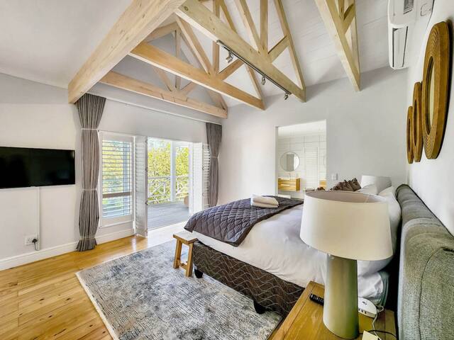 Camps Bay 5 Bed Home, private parking & pool gallery image 4