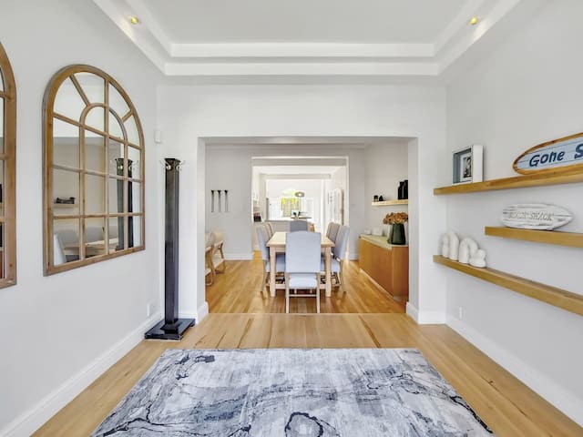 Camps Bay 5 Bed Home, private parking & pool