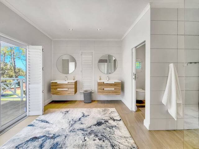 Camps Bay 5 Bed Home, private parking & pool gallery image 2