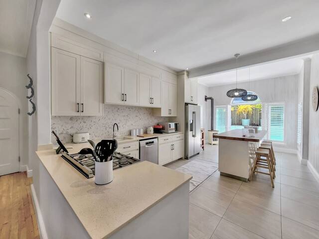 Camps Bay 5 Bed Home, private parking & pool gallery image 5