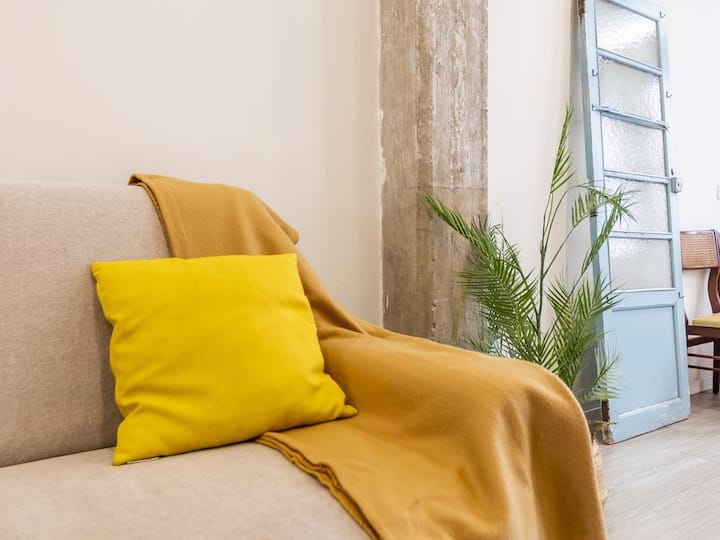 Cozy Portside Apartment With Patio · Mn - Valencia