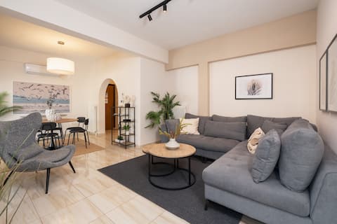 Top Airbnb: Modern Apartment with Lycabettus & Acropolis views in ΠΑΓΚΡΑΤΙ Ι