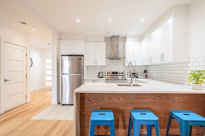 Ideal Group Stay in Charming Le Plateau Near Metro gallery image 4