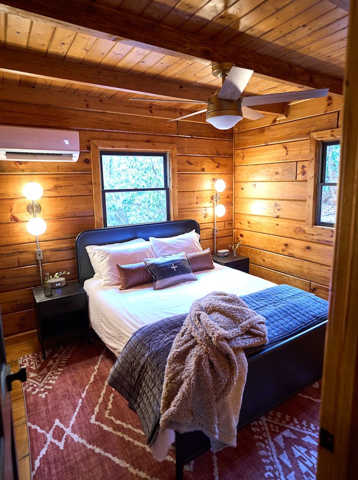 Krevat dopio "king" në suitën kryesore të pajisur me jastëkë dhe komodë hipoalergjikë.