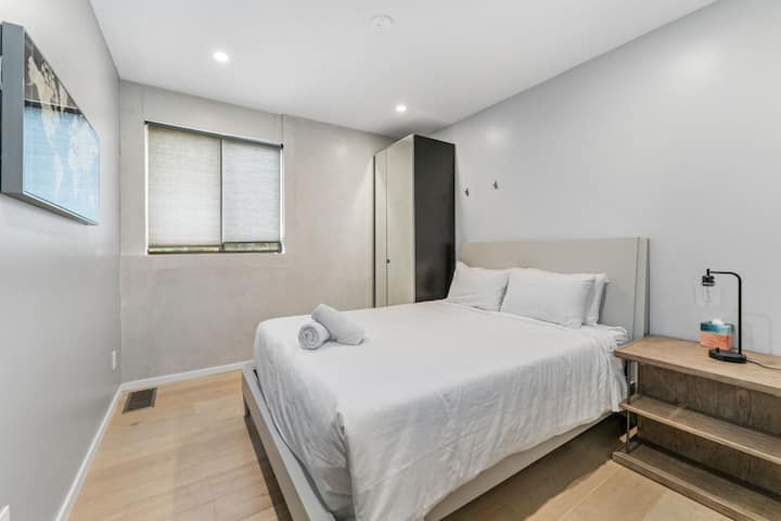 საძინებელი 4: ელეგანტური საცხოვრებელი თანამედროვე დეკორითა და ბუნებრივი სინათლით, სადაც სრულიად განიტვირთებით!