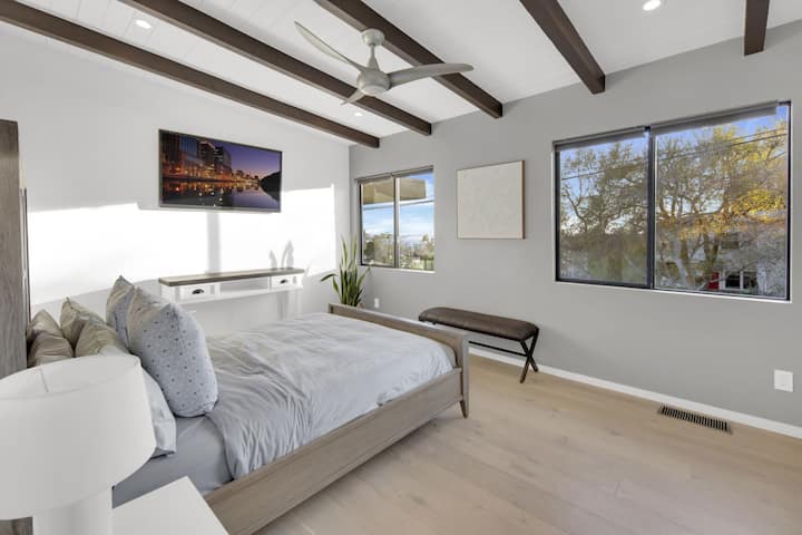 საძინებელი 3: მყუდრო საცხოვრებელი განსაცვიფრებელი ხედებითა და თანამედროვე დეკორით სრული დასვენებისთვის!