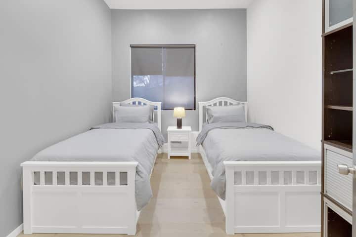 საძინებელი ორ ერთადგილიან საწოლზე: ნათელი და ჰაეროვანი თავშესაფარი ელეგანტური დეკორით, რომელიც იდეალურია სან‑დიეგოში დასასვენებლად!