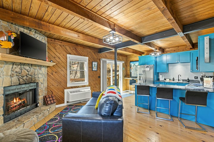 2BR gaming-themed home - arcade games & foosball - Cabins for Rent