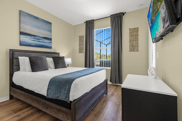 Camera da letto con letto king-size e smart TV. 