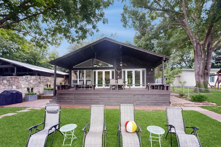 Chic 2BR Lakefront | Dock | Deck | W/D gallery image 3