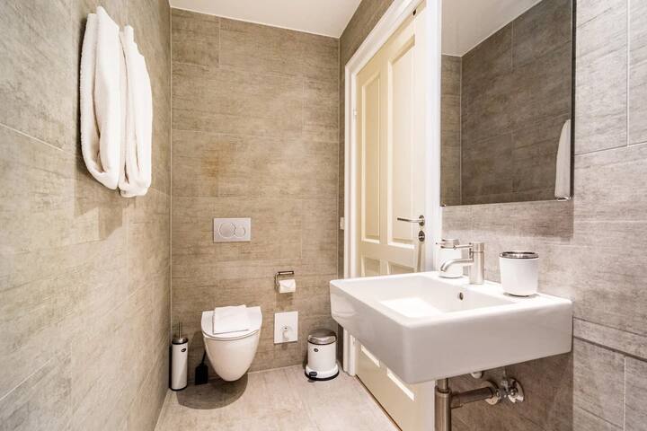 Dinesen Collection Kings Square Condo gallery image 5