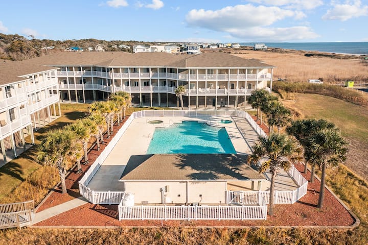 Amazing Oceanview Condo! Elevator And Pool Accessi - Caswell Beach, NC