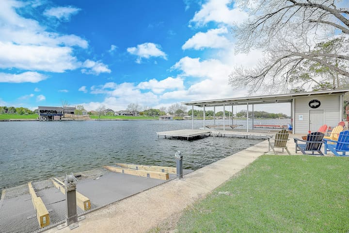 Lakefront 5BR with boat ramp, kayaks & game room