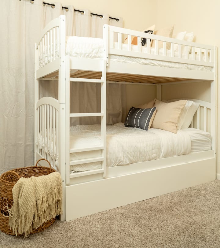 Спална соба 3 - кревет на спрат со тркалце.