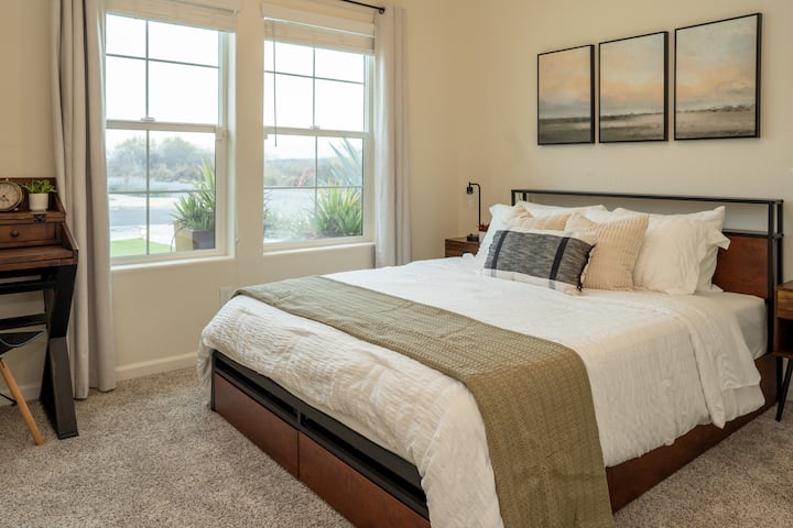 Спална соба - удобен брачен кревет (широк 150-179 см)