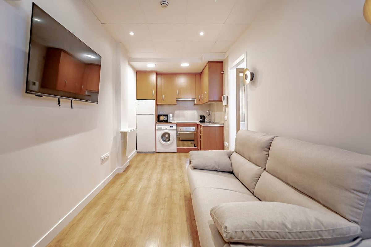 Top Airbnb: New Luxury Apartment Madrid Airport 111 in San Blas   Canillejas