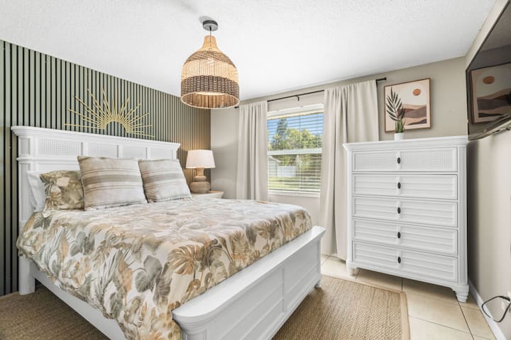 Cama tamaño queen y TV, capacidad para 2 personas.