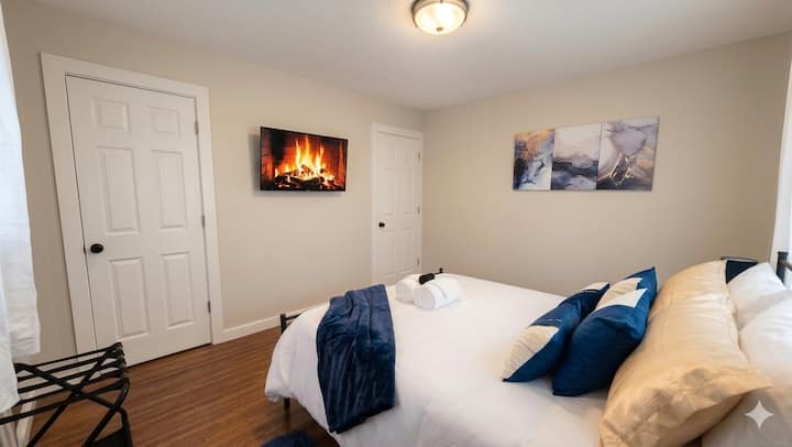 Manželská posteľ, obrázky, televízor, skriňa (ľavé dvere)