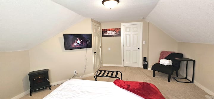 Manželská posteľ, televízor, stolička, elektrický krb, veľká skriňa