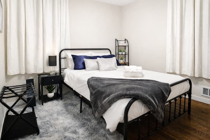 Spálňa 4, televízor, menšia manželská posteľ, skriňa