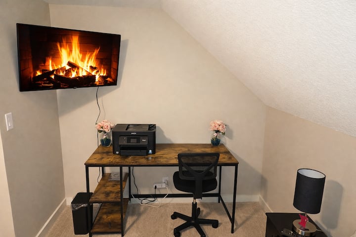 Písací stôl v spálni 2, ktorý ponúka pracovný priestor a televízor