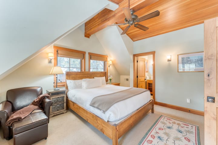 Ძირითად საძინებელში არის დიდი საწოლი, ტელევიზორი, სამუშაო მაგიდა და სააბაზანო.