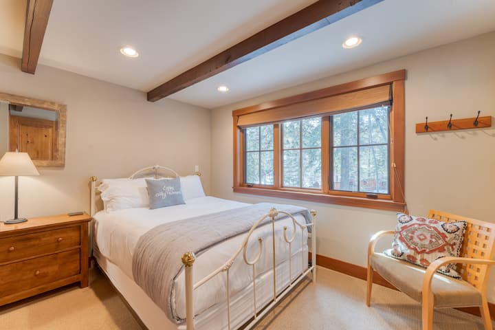 Საძინებელში არის 2 საწოლი 152 × 203 სმ.