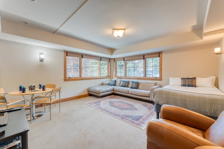 Ბონუს ნომერში არის სრული საწოლი, დივანი, მაგიდა, ტელევიზორი და სააბაზანო.