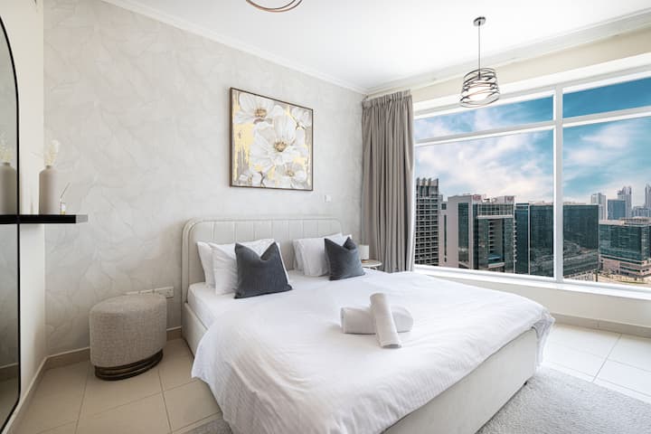 Zobuďte sa s úchvatným výhľadom na mesto v tejto luxusnej, pokojnej spálni navrhnutej pre maximálne pohodlie a relaxáciu.