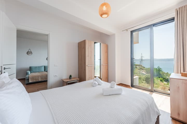 Dormitorio con una cama matrimonial