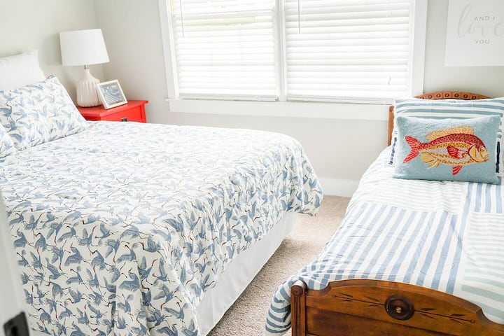 Spálňa s manželskou posteľou a 2 oddel