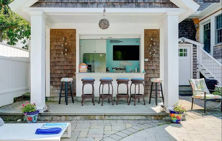 Solo Fish – Family home, walk to beach and pool! gallery image 3