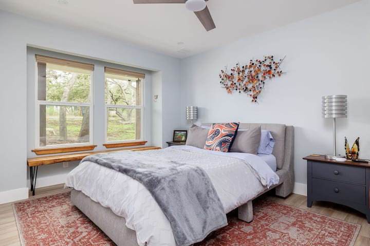 חדר שינה שני עם מיטת קווין נוחה לשינה מושלמת