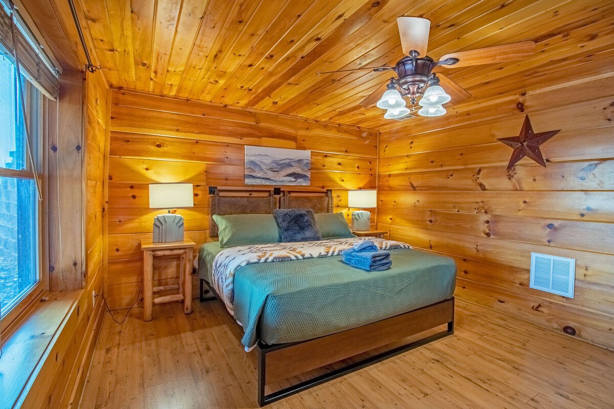 חדר שינה 3 כולל מיטת קינג סייז אחת וטלוויזיה