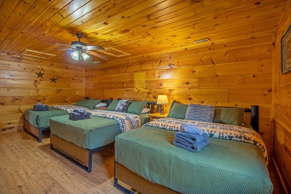 חדר שינה 5 כולל שלוש מיטות קווין סייז וטלוויזיה.