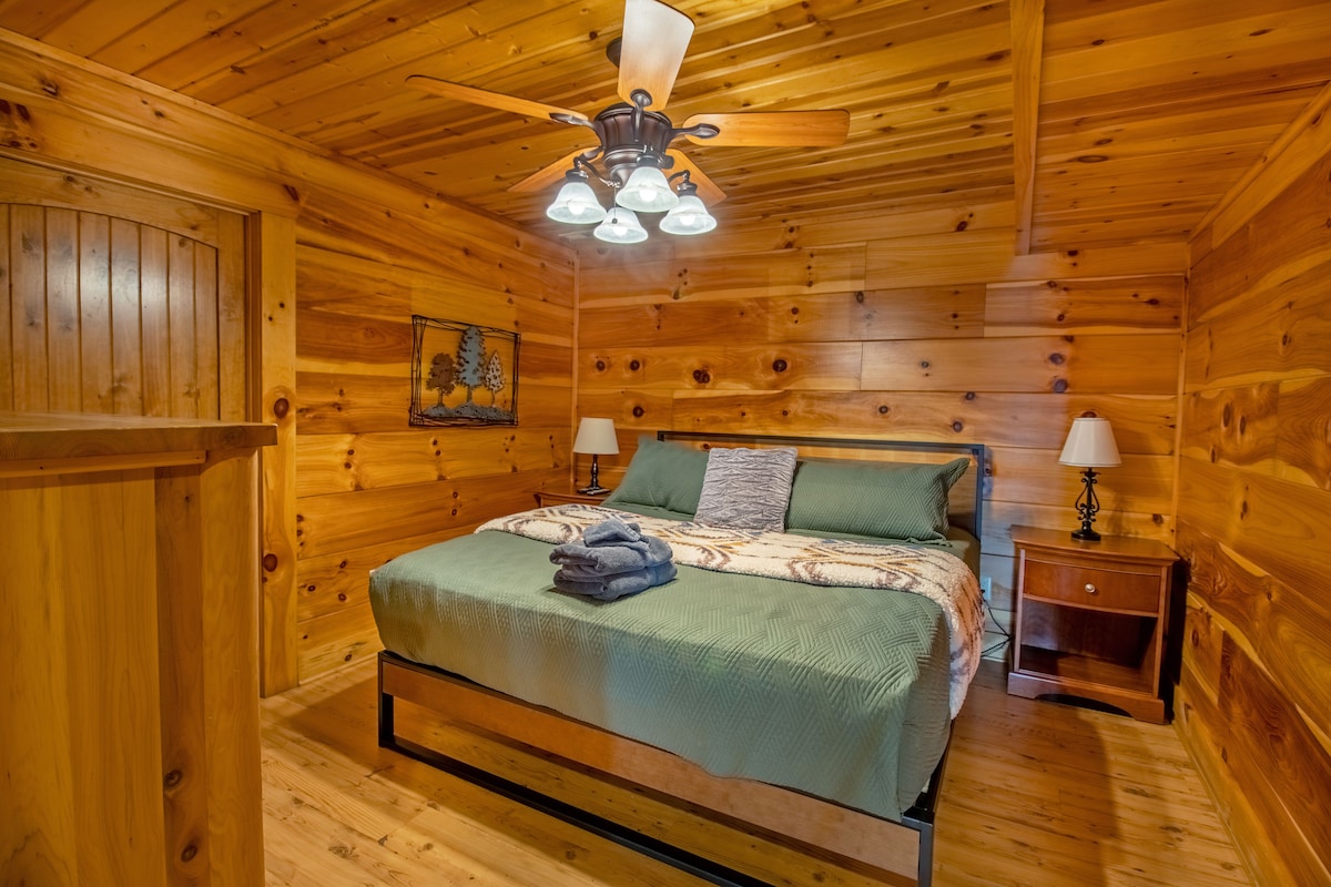 חדר שינה 4 כולל מיטת קינג סייז אחת וטלוויזיה