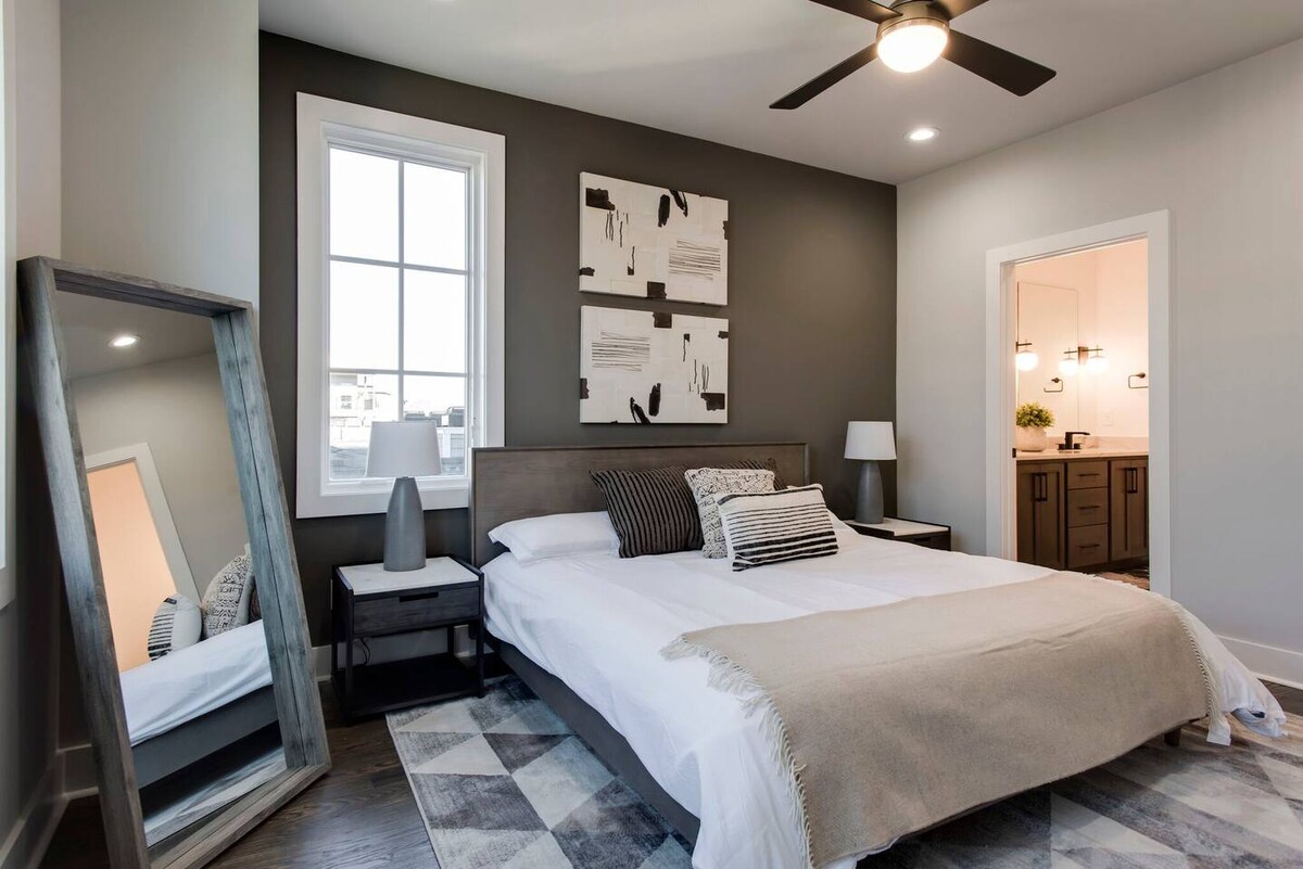 غرفة النوم 1 - سرير كينج، تلفزيون بشاشة مسطحة كبيرة، خزانة ملابس وحمام داخلي