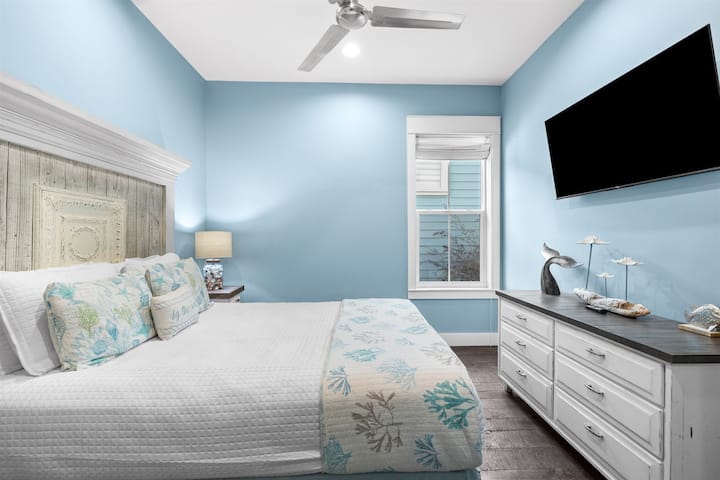 غرفة نوم مريحة بسرير كينج في الطابق الرئيسي - لا داعي للقلق بشأن السلالم!