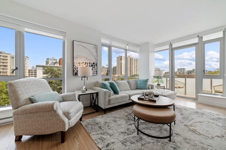 Haven: Luxe Condo In Downtown Oasis - Victoria